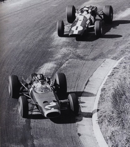 Prévue pour recevoit le moteur H16 BRM, la Lotus 33 sera finalement équipé du Climax 2,7 L pour courir en Tasmanie, ici, à Terratonga